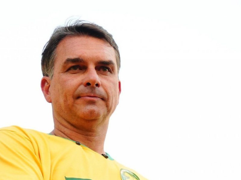 Flávio Bolsonaro é alvo de pedido de investigação na operação sobre fraudes no INSS