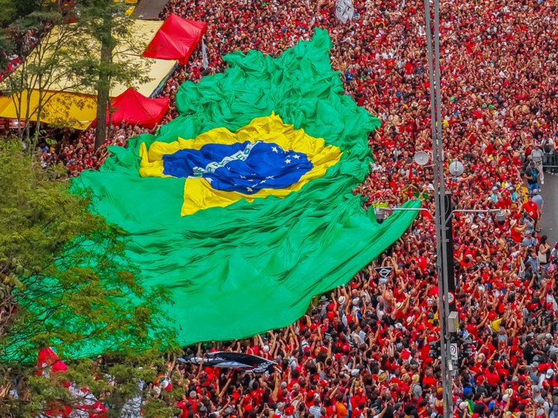 Multidão histórica ocupa Avenida Paulista em ato de apoio a Lula