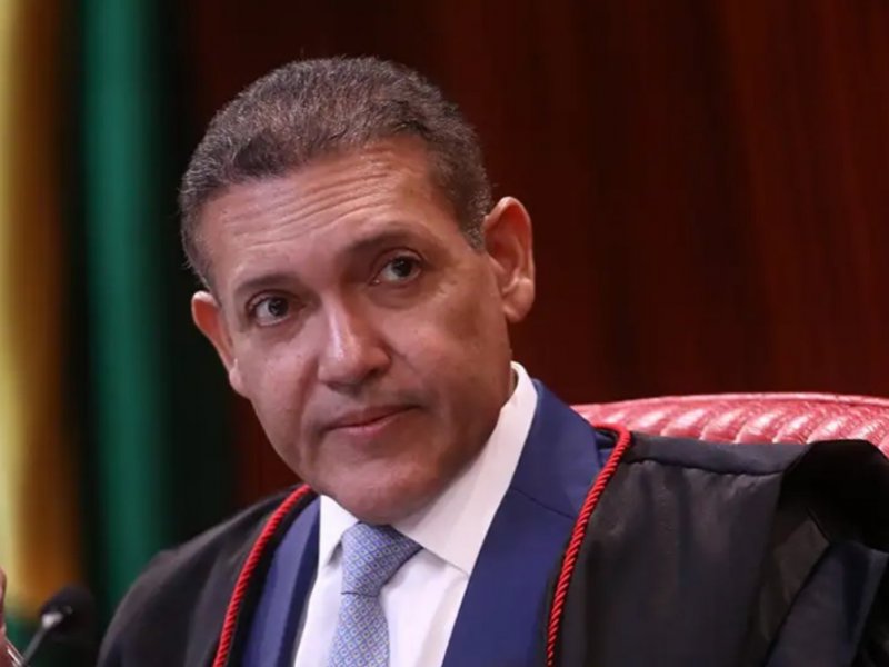 Em nova decisão a favor de Flávio Bolsonaro, Nunes Marques censura jornal de petroleiros