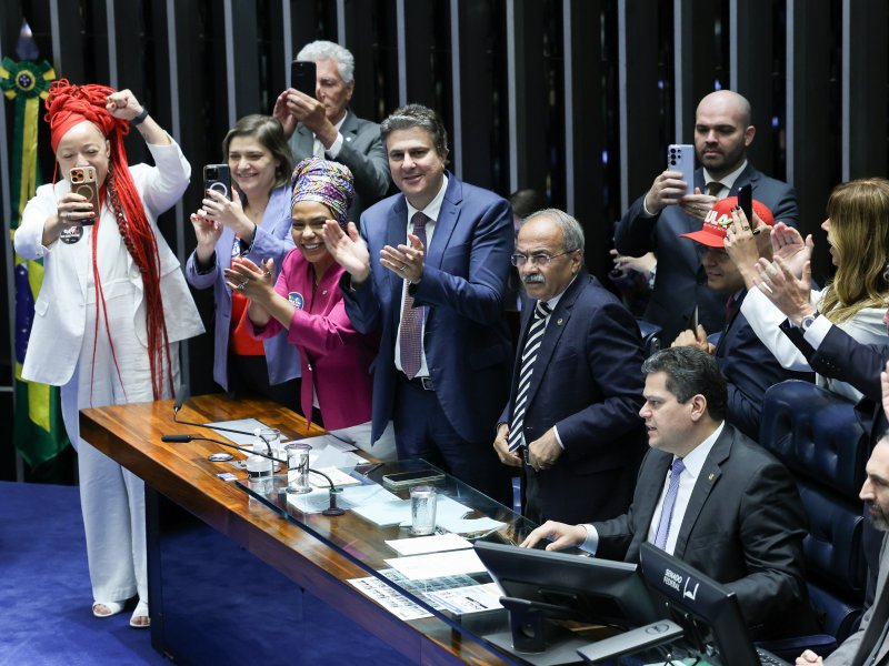 Senado aprova fim da escala 6x1 e redução da jornada de trabalho para 40 horas semanais