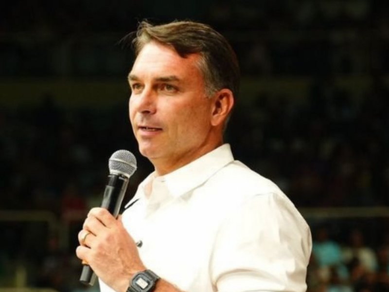 Justiça da Bahia proíbe entrega de título de cidadão de Salvador a Flávio Bolsonaro