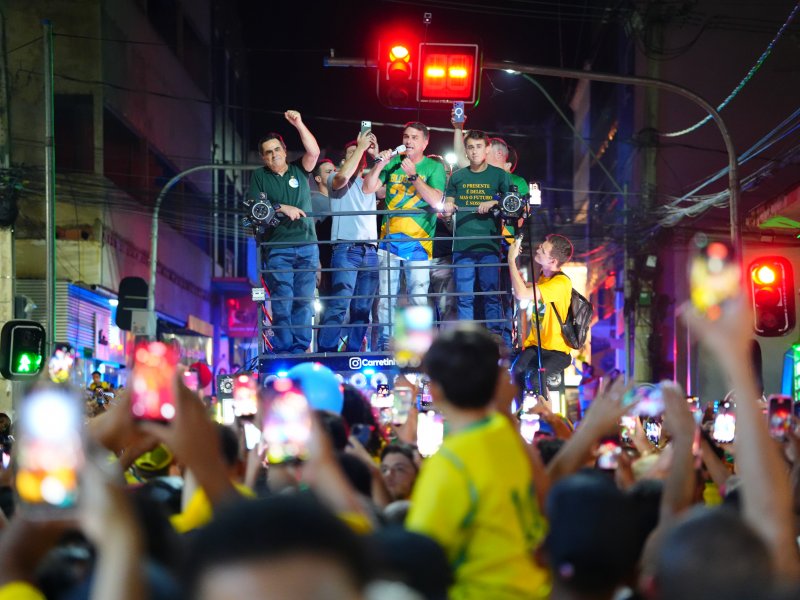 Flávio Bolsonaro participa de ato na Barra com ACM Neto e Nikolas Ferreira neste sábado