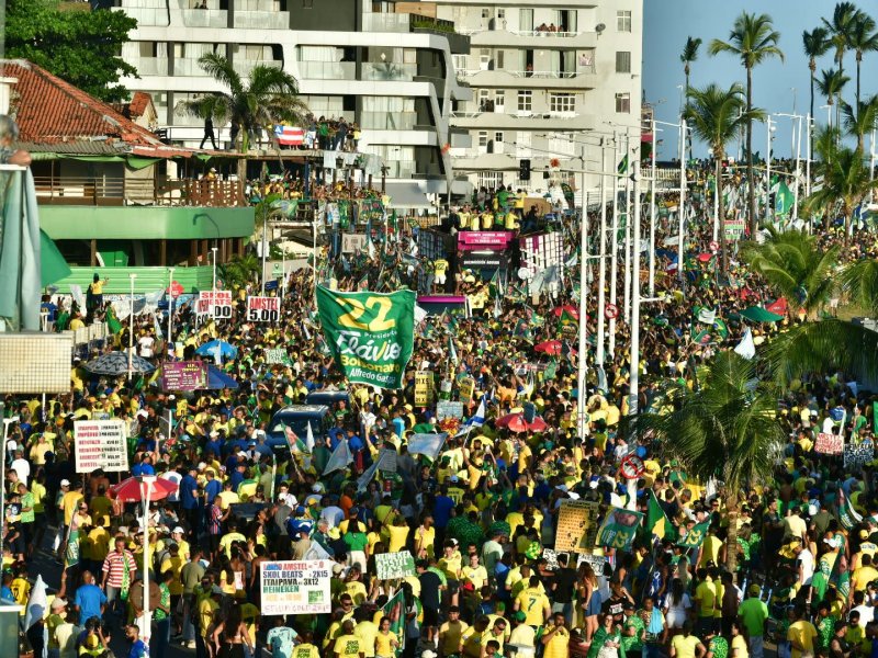 Ato de Flávio Bolsonaro reúne multidão no Farol da Barra, em Salvador