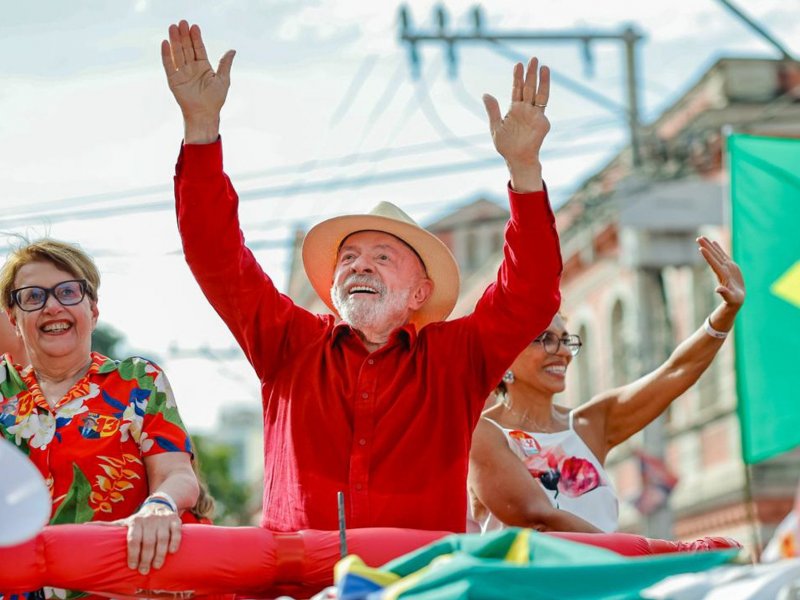 Lula ultrapassa Flávio Bolsonaro em popularidade digital após primeiro turno