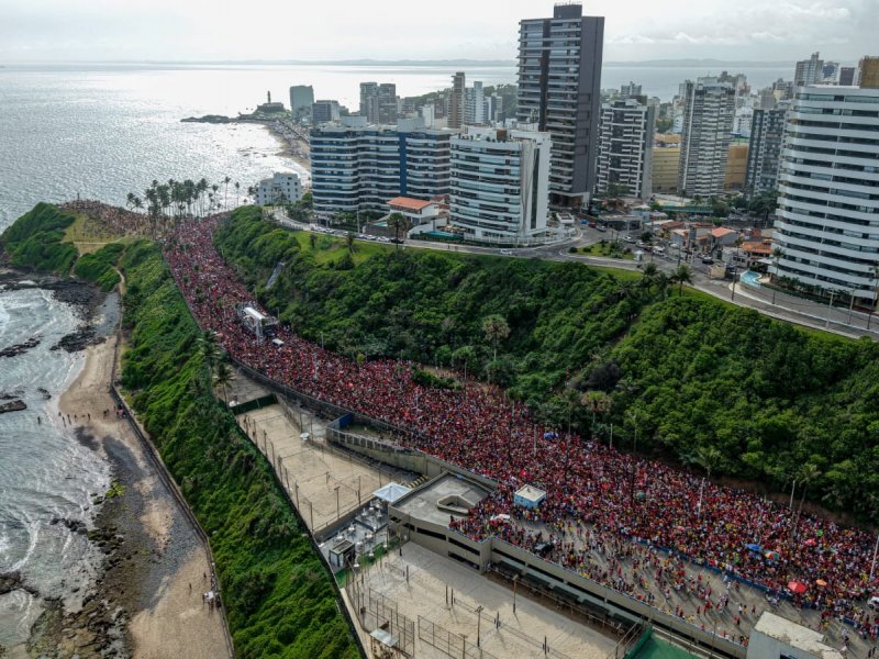 Multidão em ato pró-Lula em Salvador se estende da Barra até o fim de Ondina
