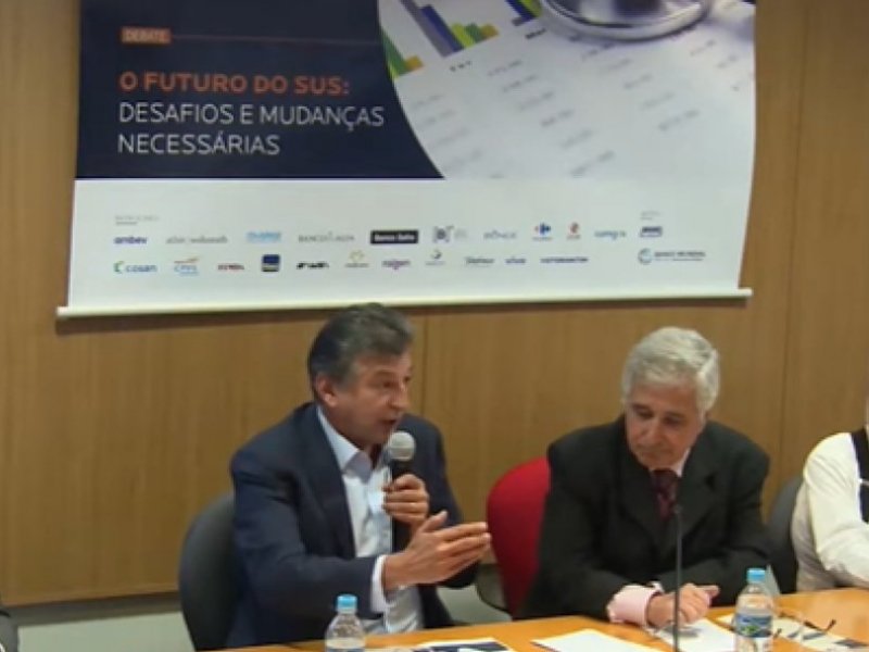 Preferido de Flávio Bolsonaro na Saúde defende planos privados e descarta investir mais no SUS