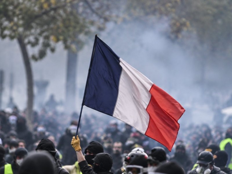 França admite perda de controle frente aos protestos e reconhece falhas