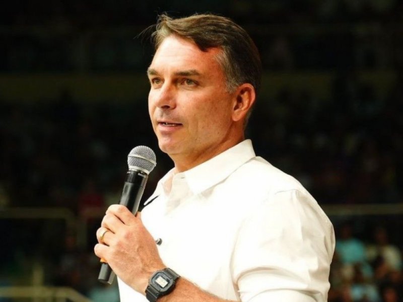 Flávio Bolsonaro rejeita desafio de Lula para abrir sigilos, diz coluna