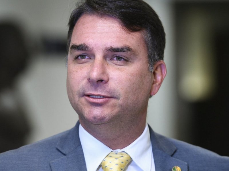 Proposta de Flávio Bolsonaro sugere substituir servidor público por inteligência artificial