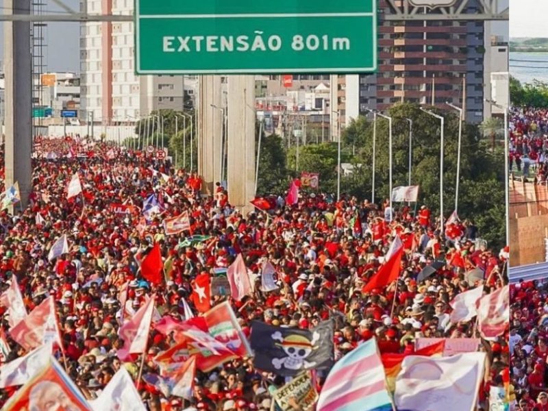 Lula reúne multidão Juazeiro e Petrolina e cobra Flávio Bolsonaro por abertura de sigilo