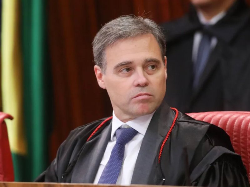 Mendonça autoriza Lula e Flávio a divulgar próprios sigilos