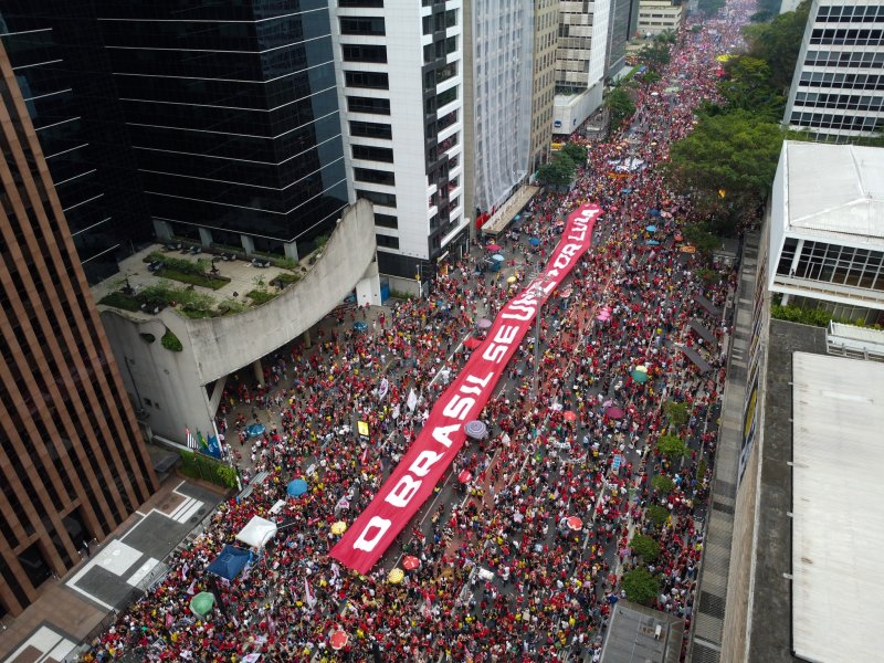 Lula reúne multidão histórica na Avenida Paulista em último ato de campanha