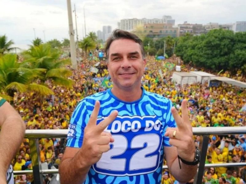 Flávio Bolsonaro encerra campanha no Rio com ato na Barra da Tijuca