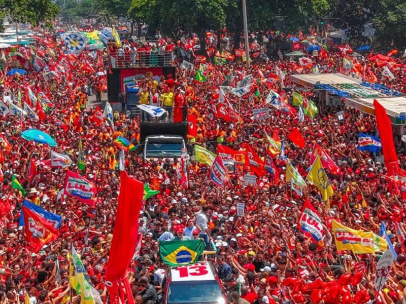 Centenas de milhares de pessoas se reúnem no Rio em apoio a Lula