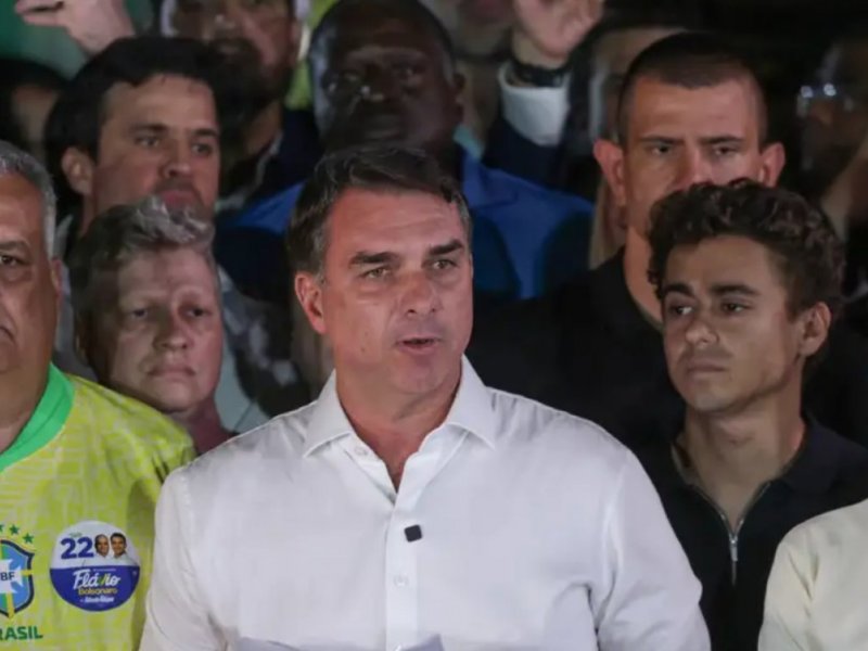 Por determinação de Moraes, PF manda Flávio Bolsonaro entregar passaporte