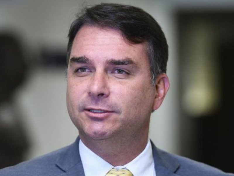 Flávio Bolsonaro chega aos EUA após deixar o Brasil, diz aliado