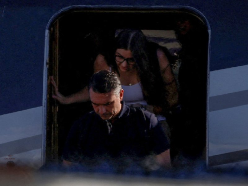 Flávio Bolsonaro desembarca nos EUA após fugir do Brasil pela fronteira com a Argentina