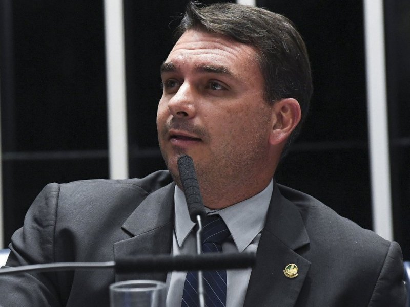 Assessor de Milei acompanhou fuga de Flávio Bolsonaro do Brasil