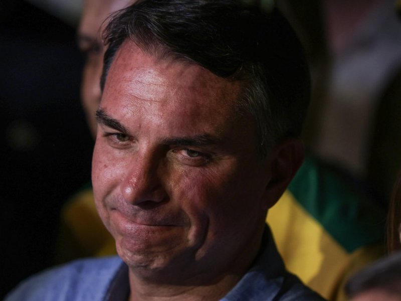 Vitória democrata nos EUA não garante retorno de Flávio Bolsonaro ao Brasil