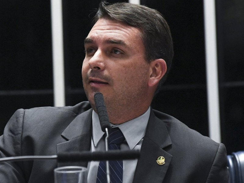 Ação na Justiça pede suspensão do salário e das verbas de Flávio Bolsonaro no Senado