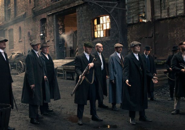 Série ‘Peaky Blinders’ combina narrativa intensa e visual sofisticado na história de uma gangue familiar no pós-guerra