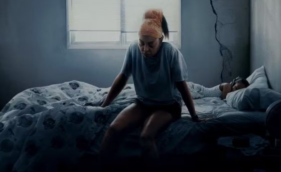 ‘Até a Última Gota’: drama visceral sobre maternidade e colapso silencioso domina discussões na internet