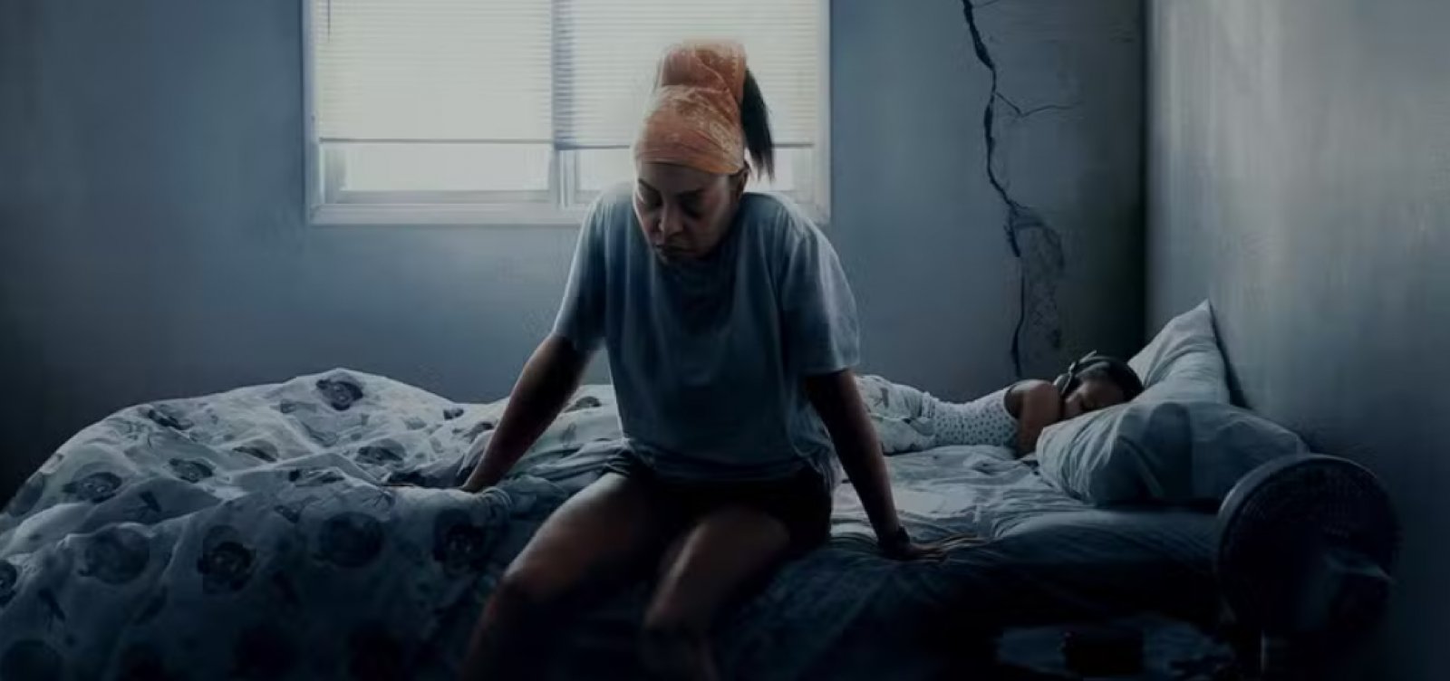 ‘Até a Última Gota’: drama visceral sobre maternidade e colapso silencioso domina discussões na internet