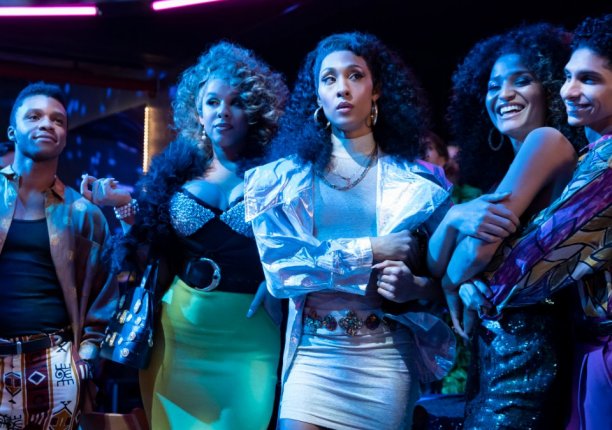Entre o luxo do ballroom e a discriminação, série ‘Pose’ recria com sensibilidade a luta de corpos LGBT na Nova York marginalizada dos anos 80
