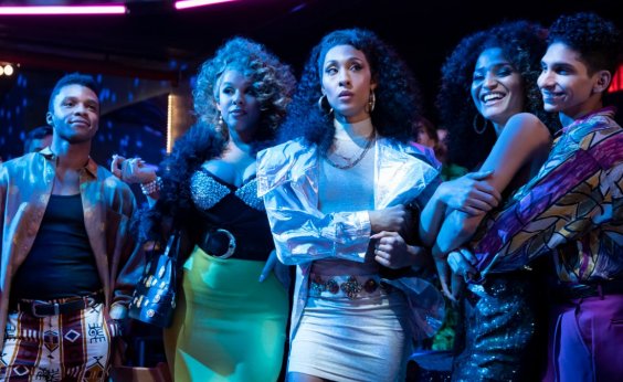 Entre o luxo do ballroom e a discriminação, série ‘Pose’ recria com sensibilidade a luta de corpos LGBT na Nova York marginalizada dos anos 80