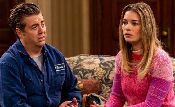 ‘Kevin Can F***k Himself’ mistura sitcom e drama para desmontar o modelo tradicional de comédia televisiva