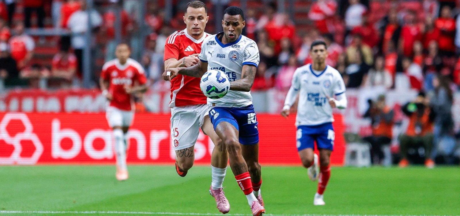 Nos acréscimos, Bahia arranca empate com o Internacional no Beira-Rio
