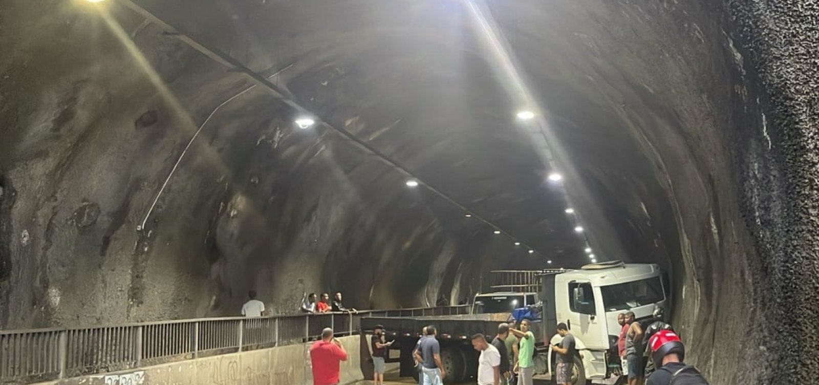 Caminhão derrapa e trava trânsito no túnel Lobato–Pirajá
