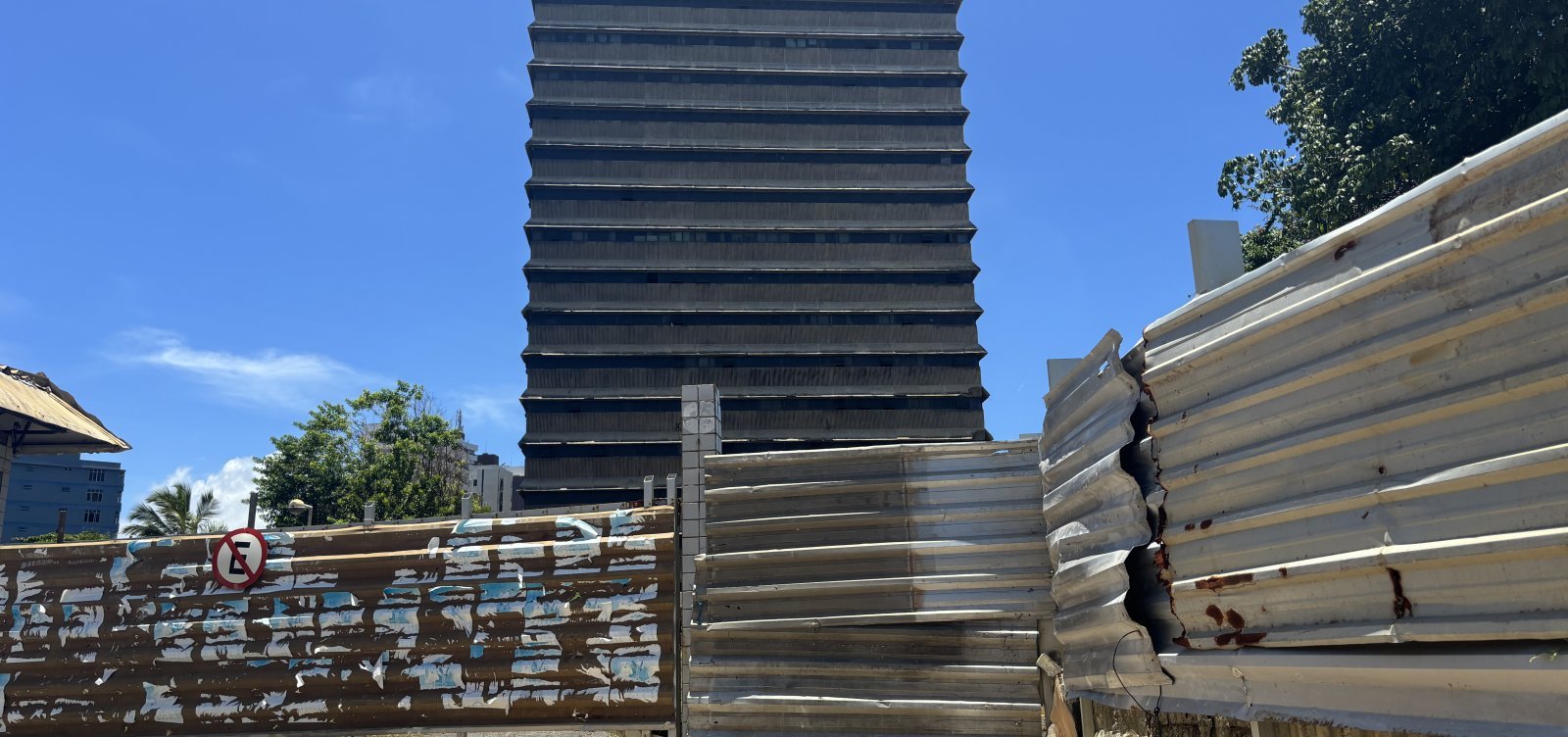 Moradores voltam a flagrar invasões e furtos na antiga sede dos Correios na Pituba