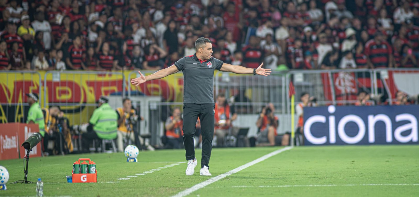 Jair Ventura critica o VAR e confia no Vitória no Barradão: Voltamos vivos