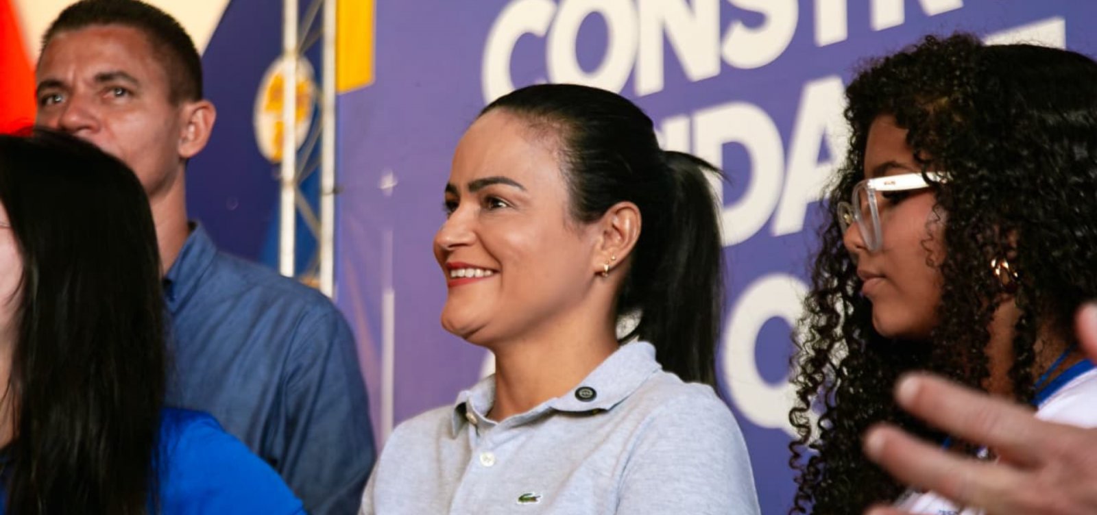 Débora Regis anuncia reajuste de 5,4% para professores e entrega de novos fardamentos em Lauro de Freitas