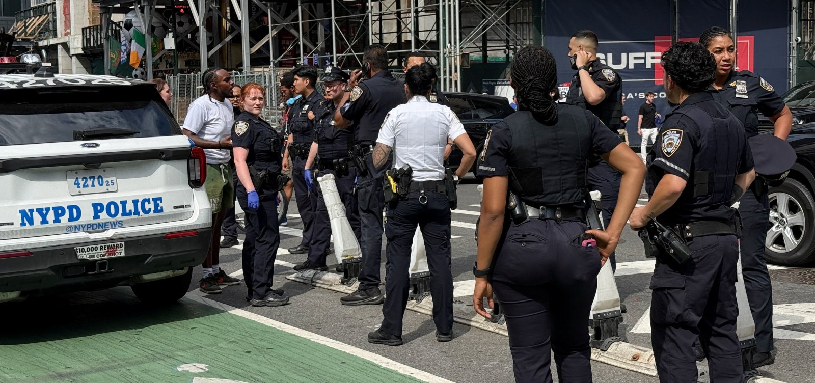 Tiros na Times Square provocam correria e suspeito é preso em Nova York