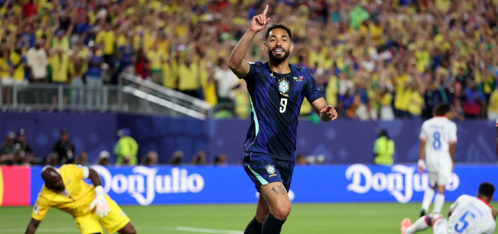 Brasil resolve no primeiro tempo, vence o Haiti e assume a liderança do grupo