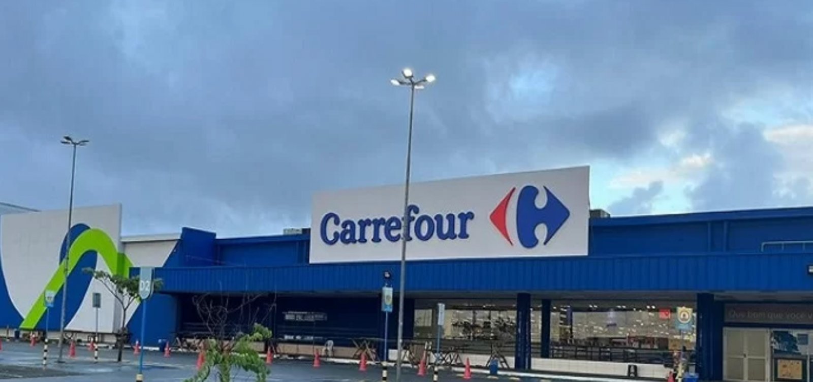 Carrefour é condenado a pagar R$ 200 mil por demissão em massa sem negociação na Bahia
