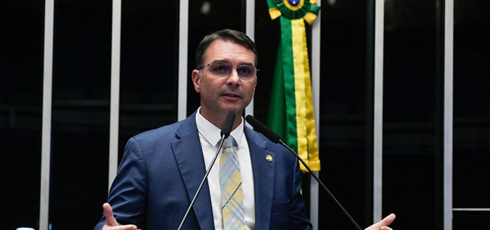 Flávio Bolsonaro deve ir apenas a debates com presença de Lula, diz equipe