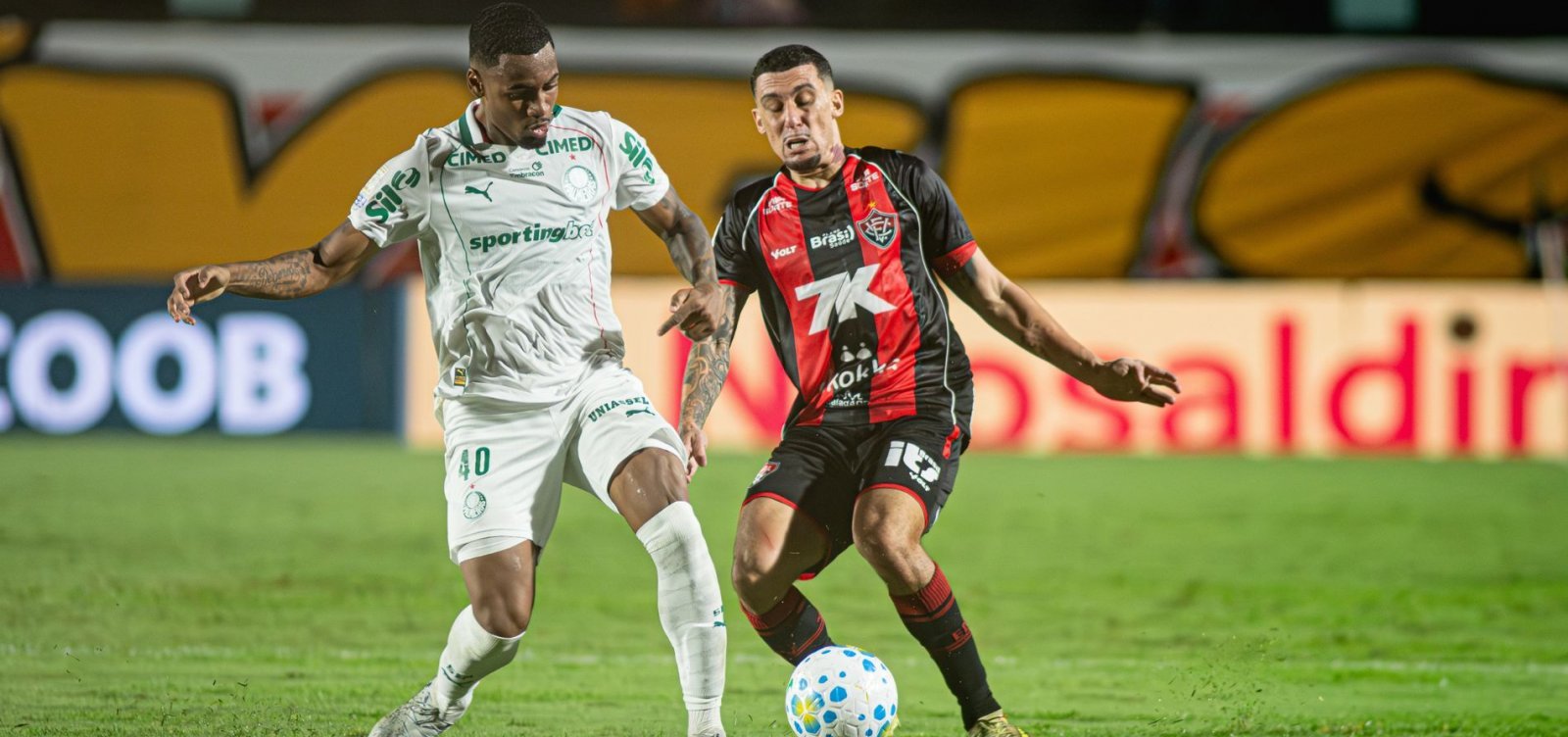 Meia-atacante do Palmeiras é denunciado pelo STJD após jogada com zagueiro do Vitória