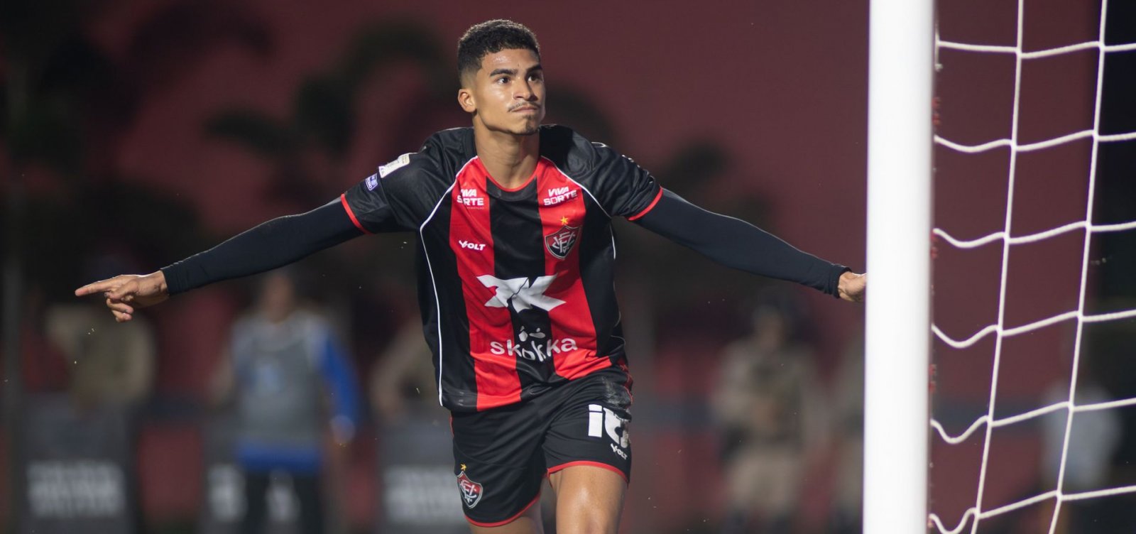 Renê brilha, Vitória goleia o Athletico-PR e avança às quartas de final da Copa do Brasil