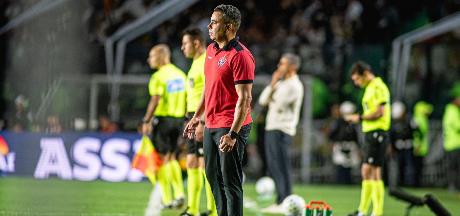 Trocar palavras por atitudes, diz Jair Ventura após derrota do Vitória