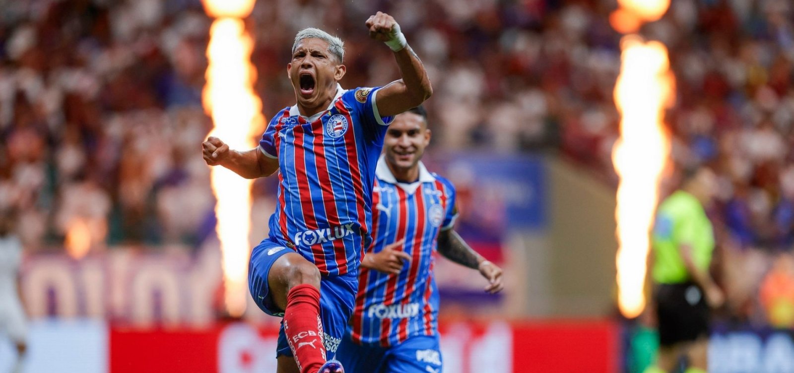 Pulga marca duas vezes, Bahia sofre, mas vence o Inter de virada e volta ao G-5
