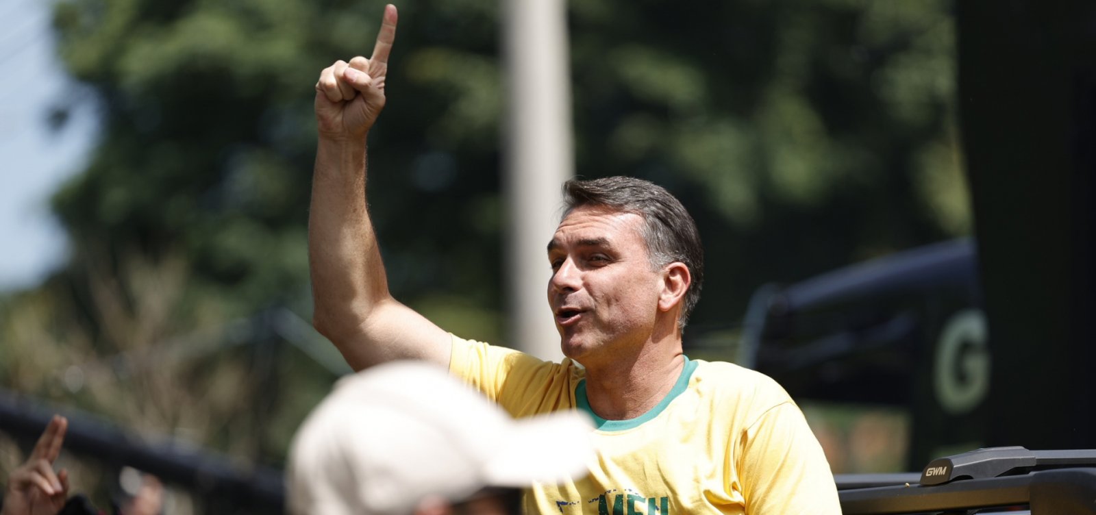 Flávio Bolsonaro critica STF e diz ver sinal de vitória no 1º turno