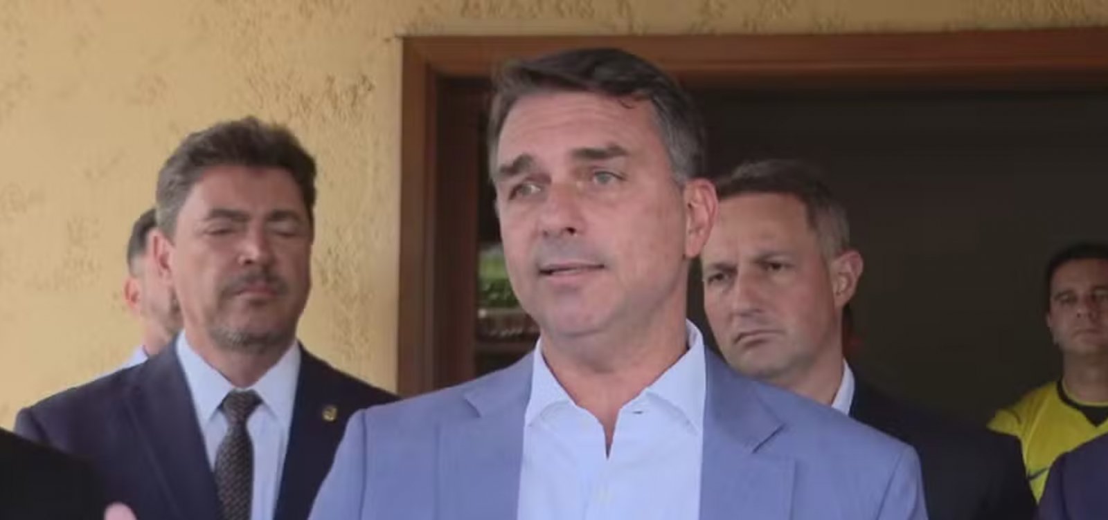 Flávio Bolsonaro diz que pretende mudar Constituição com maioria no Congresso