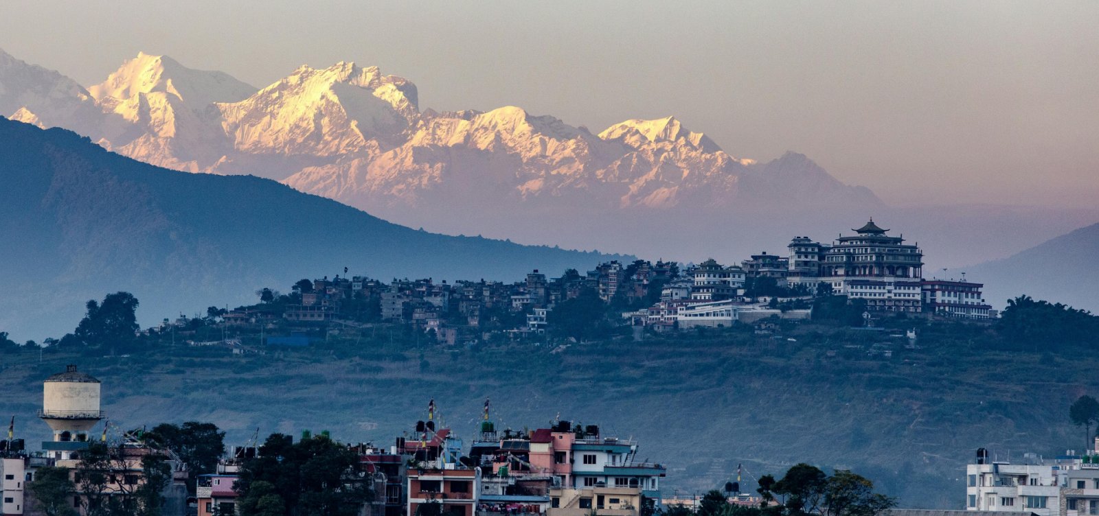 Enchente deixa mais de 100 estrangeiros ilhados no Nepal