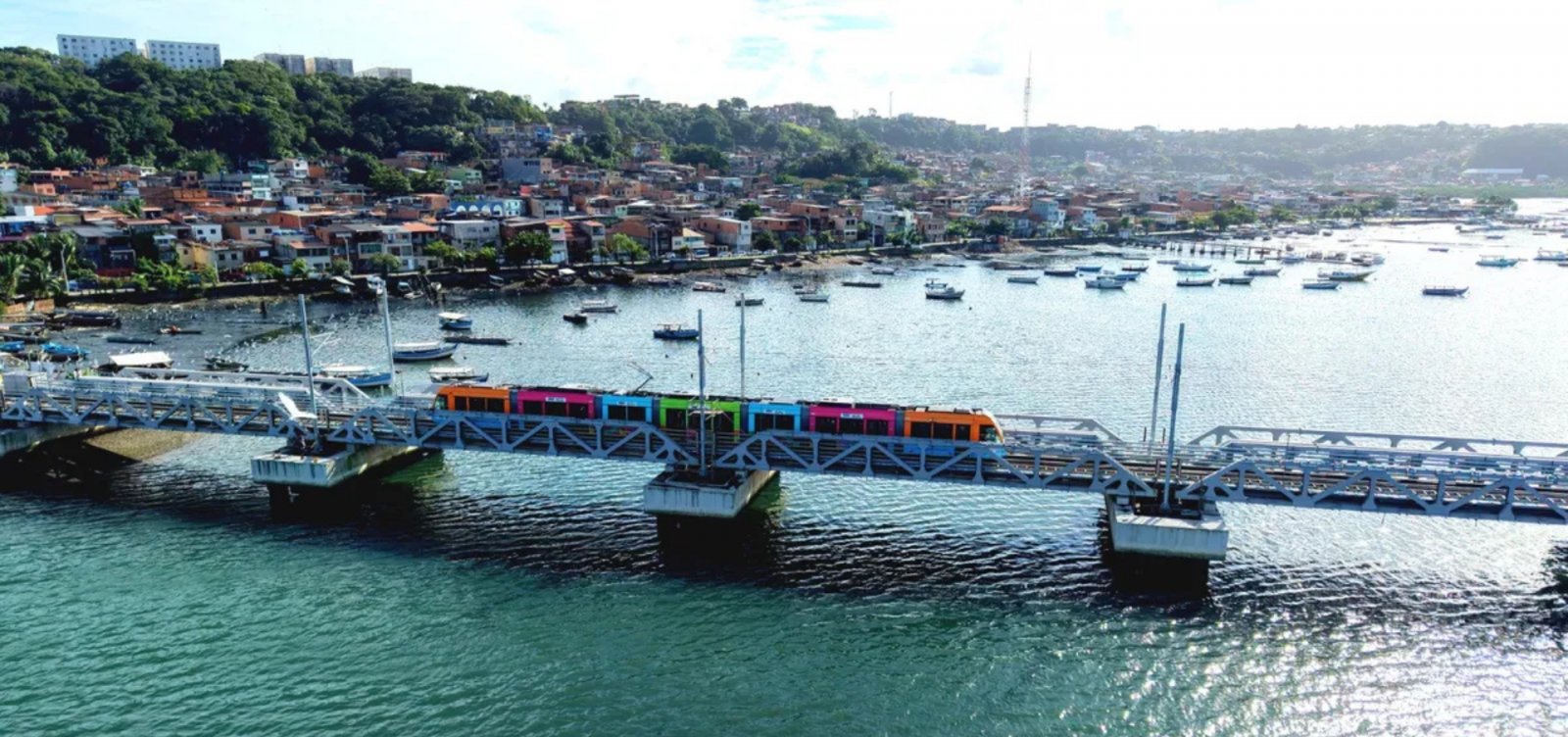 VLT de Salvador já transportou mais de 300 mil pessoas em três meses de atividade