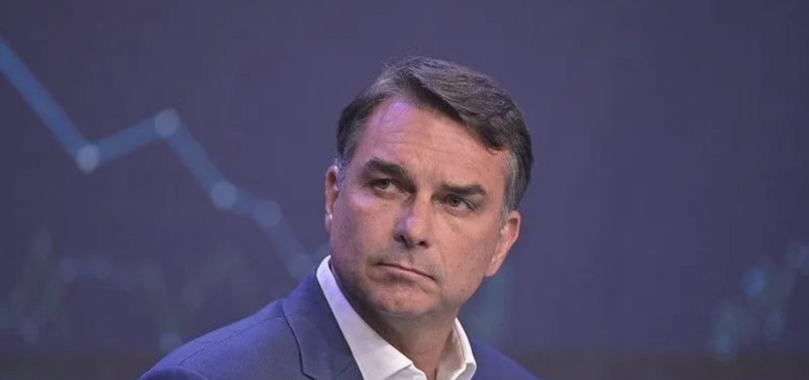 Governistas criticam fuga de Flávio Bolsonaro; oposição alega perseguição do STF