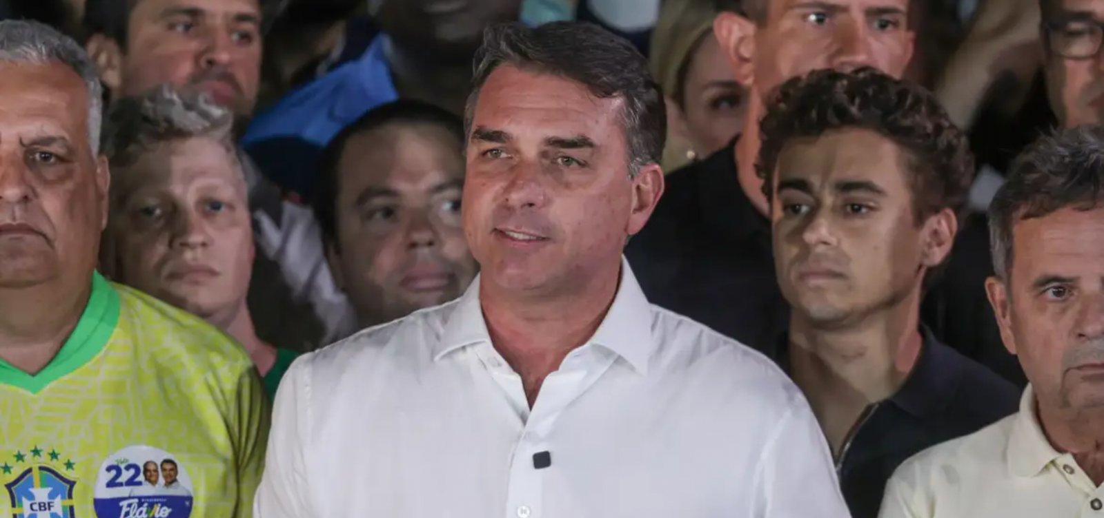 Após fugir para os EUA, Flávio Bolsonaro se autodeclara “presidente eleito” do Brasil