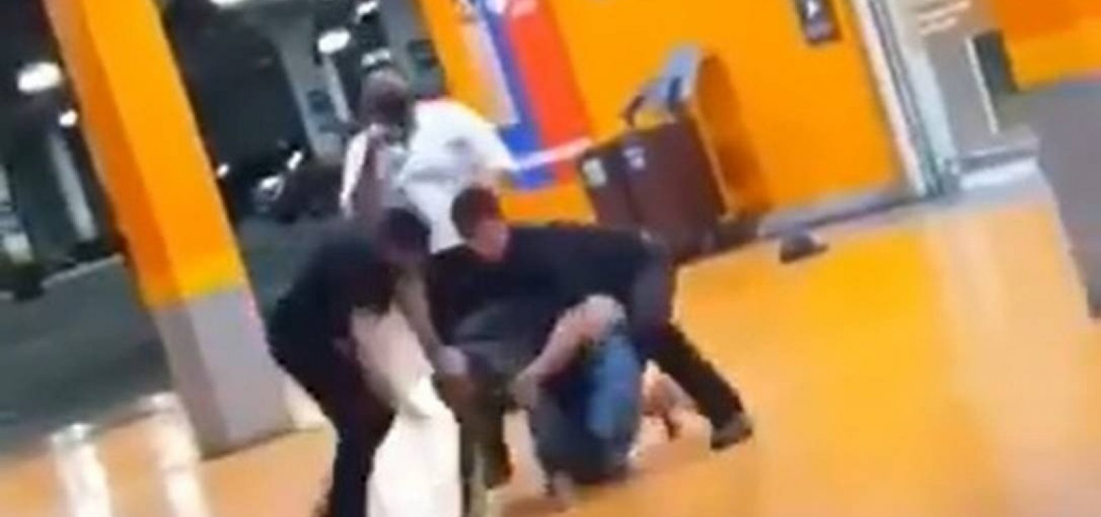 'Só pode ter sido racismo', diz pai de homem morto por seguranças no Carrefour